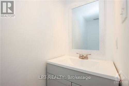 121 Erin Crescent, Ottawa, ON - Indoor Photo Showing Bathroom