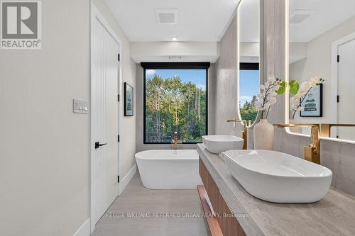 11 Knowles Crescent, Aurora, ON - Indoor Photo Showing Bathroom