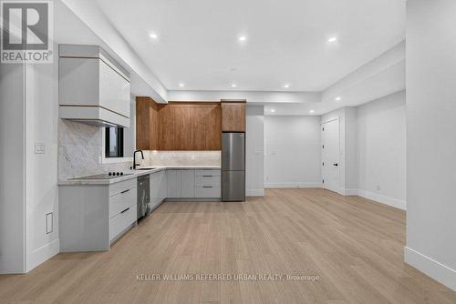 11 Knowles Crescent, Aurora, ON - Indoor Photo Showing Kitchen