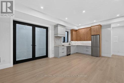 11 Knowles Crescent, Aurora, ON - Indoor Photo Showing Kitchen