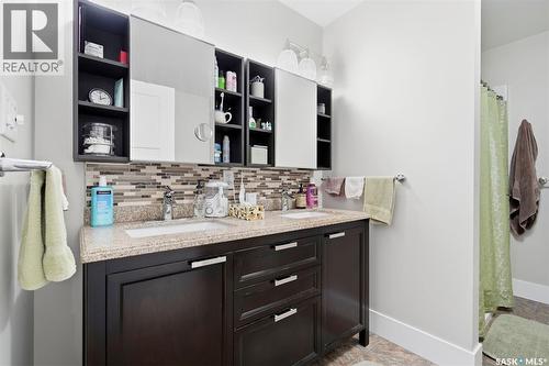 916 Temperance Street, Saskatoon, SK - Indoor Photo Showing Bathroom
