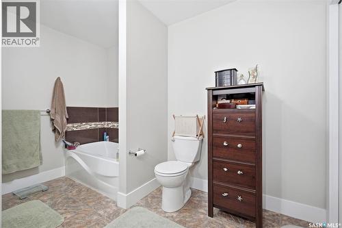 916 Temperance Street, Saskatoon, SK - Indoor Photo Showing Bathroom