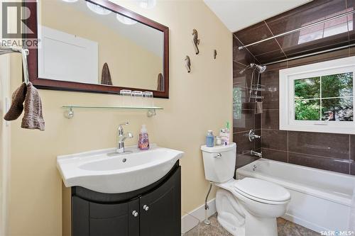 916 Temperance Street, Saskatoon, SK - Indoor Photo Showing Bathroom
