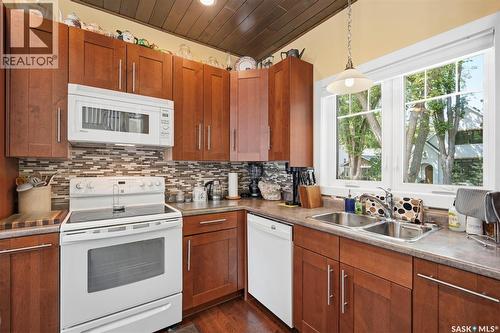 916 Temperance Street, Saskatoon, SK - Indoor Photo Showing Kitchen With Double Sink