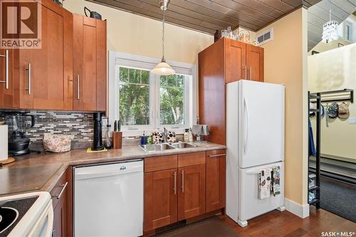 916 Temperance Street, Saskatoon, SK - Indoor Photo Showing Kitchen With Double Sink