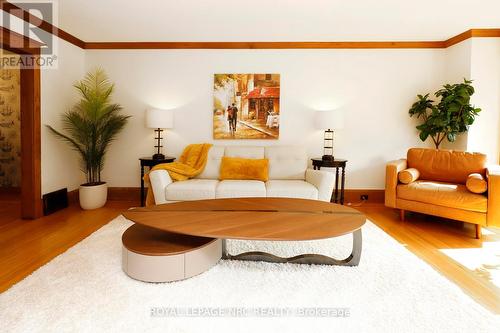 266 London Street S, Hamilton, ON - Indoor Photo Showing Living Room