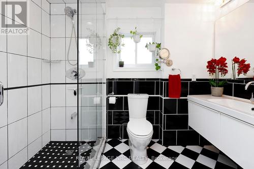 266 London Street S, Hamilton, ON - Indoor Photo Showing Bathroom