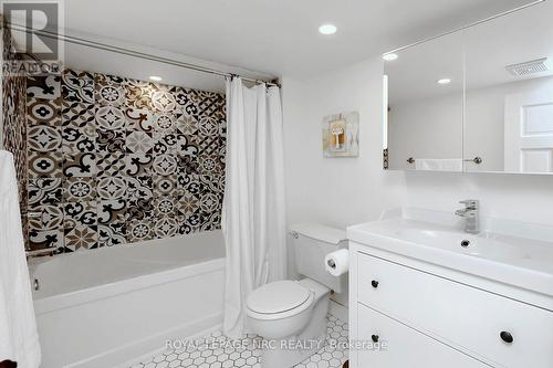 266 London Street S, Hamilton, ON - Indoor Photo Showing Bathroom