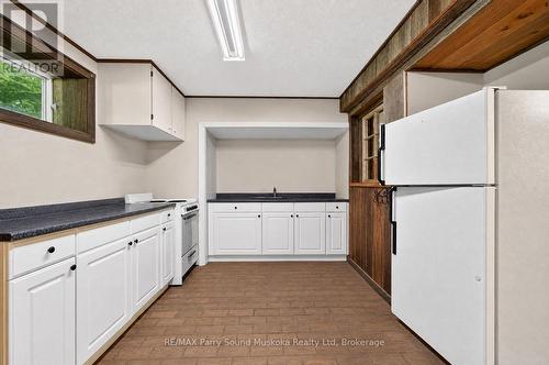 1011 Orange Lodge Road, Muskoka Lakes (Medora), ON - Indoor Photo Showing Kitchen