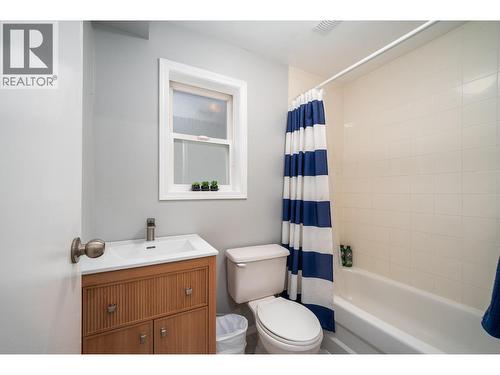 110 Wyndham Crescent, Kelowna, BC - Indoor Photo Showing Bathroom