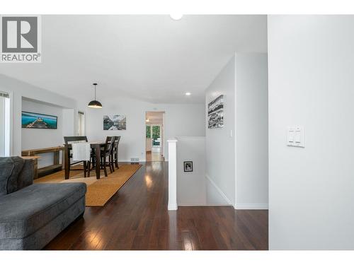 110 Wyndham Crescent, Kelowna, BC - Indoor Photo Showing Living Room