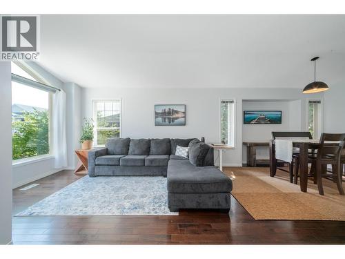 110 Wyndham Crescent, Kelowna, BC - Indoor Photo Showing Living Room
