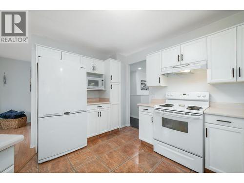 110 Wyndham Crescent, Kelowna, BC - Indoor Photo Showing Kitchen