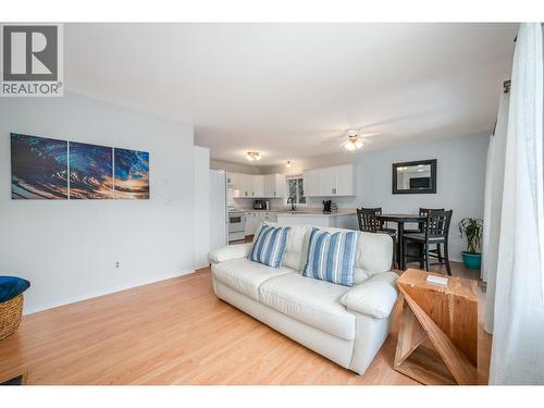 110 Wyndham Crescent, Kelowna, BC - Indoor Photo Showing Living Room
