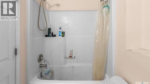 110 S Avenue S, Saskatoon, SK - Indoor Photo Showing Bathroom