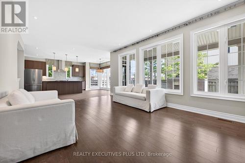1 Sunset Way, Thorold, ON - Indoor Photo Showing Living Room