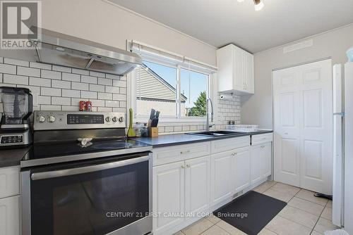3 Parkside Drive, St. Thomas, ON - Indoor Photo Showing Kitchen