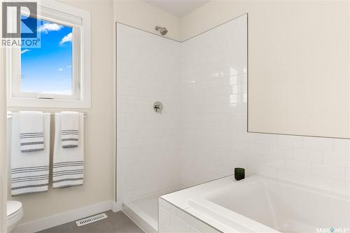 595 Cockcroft Court, Saskatoon, SK - Indoor Photo Showing Bathroom