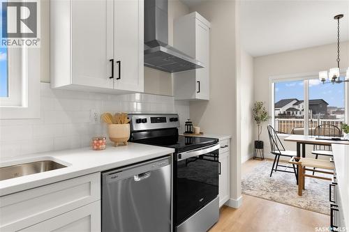 595 Cockcroft Court, Saskatoon, SK - Indoor Photo Showing Kitchen With Upgraded Kitchen