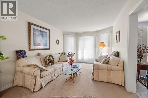 965 Greenpark, Windsor, ON - Indoor Photo Showing Living Room