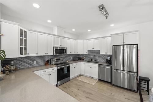 210 Main Street, Selkirk, MB - Indoor Photo Showing Kitchen With Stainless Steel Kitchen