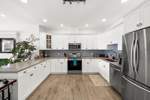 210 Main Street, Selkirk, MB - Indoor Photo Showing Kitchen With Stainless Steel Kitchen With Double Sink With Upgraded Kitchen