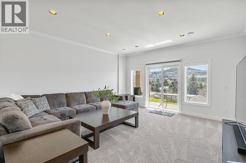 1285 Tanemura Crescent, Kelowna, BC - Indoor Photo Showing Living Room