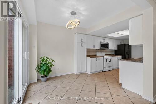 137 Hunterswood Crescent, Ottawa, ON - Indoor Photo Showing Kitchen