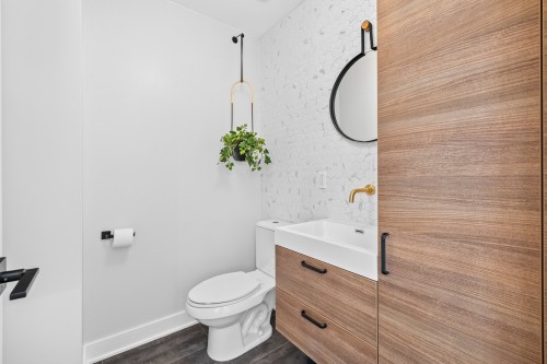 Powder room - 1210 Rue Woodland, Montréal (Verdun/Île-Des-Soeurs), QC - Indoor Photo Showing Bathroom