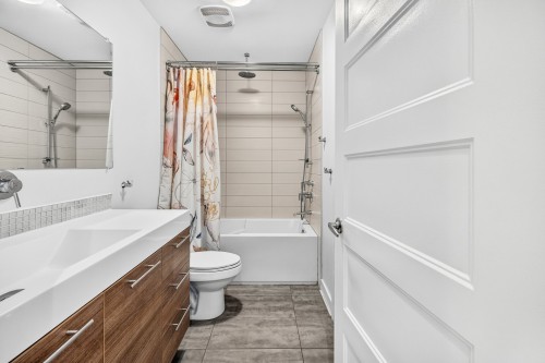 Bathroom - 1210 Rue Woodland, Montréal (Verdun/Île-Des-Soeurs), QC - Indoor Photo Showing Bathroom