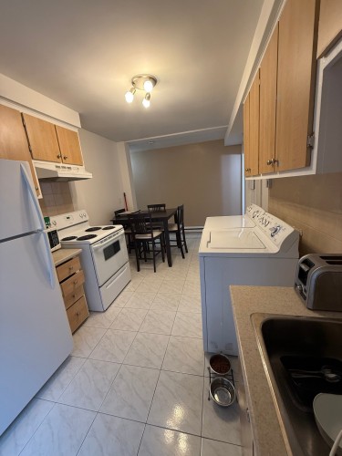 Kitchen - 8104A Rue Malouin, Montréal (Saint-Léonard), QC - Indoor Photo Showing Laundry Room