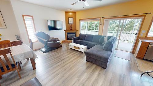 3329 Mt Fisher Drive, Cranbrook, BC - Indoor Photo Showing Living Room