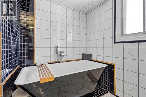 330 East 18Th Street, Hamilton, ON - Indoor Photo Showing Bathroom