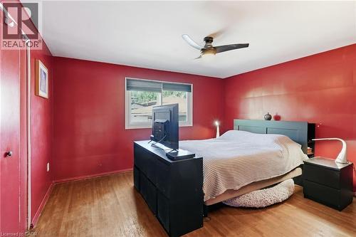 330 East 18Th Street, Hamilton, ON - Indoor Photo Showing Bedroom
