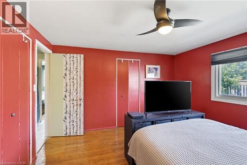 330 East 18Th Street, Hamilton, ON - Indoor Photo Showing Bedroom