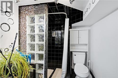 330 East 18Th Street, Hamilton, ON - Indoor Photo Showing Bathroom