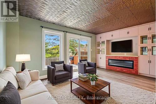 51 - 51 Dovercliffe Road, Guelph (Dovercliffe Park/Old University), ON - Indoor Photo Showing Living Room With Fireplace