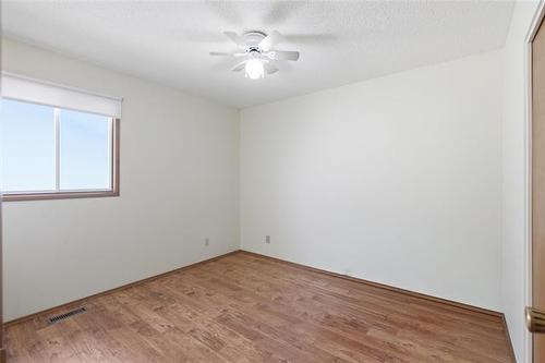 217 Inkster Garden Dr, Winnipeg, MB - Indoor Photo Showing Other Room