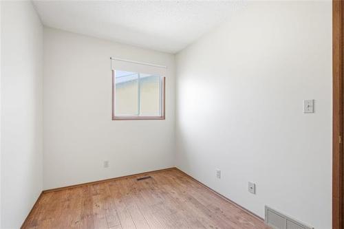 217 Inkster Garden Dr, Winnipeg, MB - Indoor Photo Showing Other Room