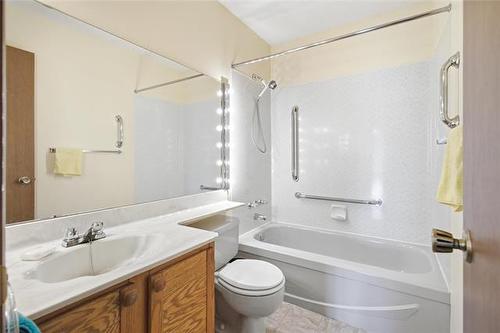 217 Inkster Garden Dr, Winnipeg, MB - Indoor Photo Showing Bathroom