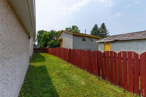 217 Inkster Garden Dr, Winnipeg, MB - Outdoor