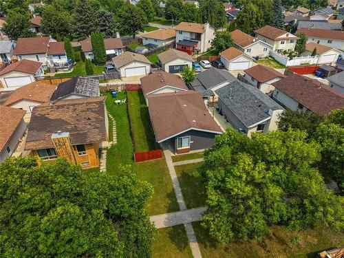 217 Inkster Garden Dr, Winnipeg, MB - Outdoor
