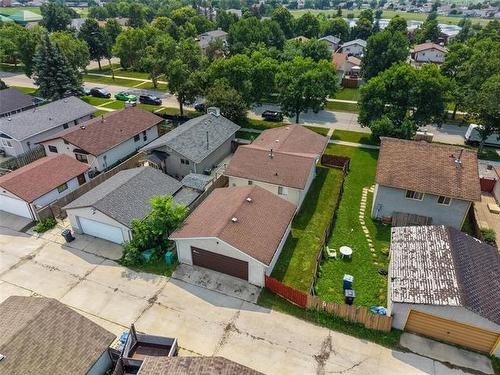 217 Inkster Garden Dr, Winnipeg, MB - Outdoor