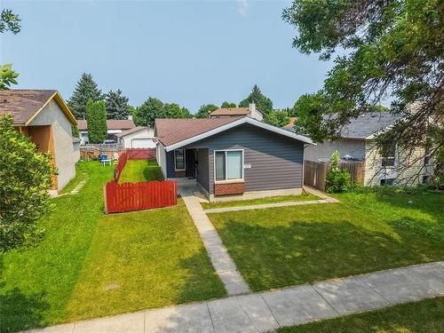 217 Inkster Garden Dr, Winnipeg, MB - Outdoor