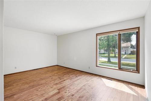 217 Inkster Garden Dr, Winnipeg, MB - Indoor Photo Showing Other Room