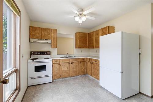 217 Inkster Garden Dr, Winnipeg, MB - Indoor Photo Showing Kitchen With Double Sink