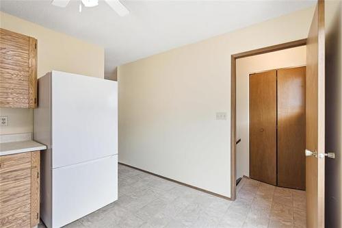 217 Inkster Garden Dr, Winnipeg, MB - Indoor Photo Showing Laundry Room