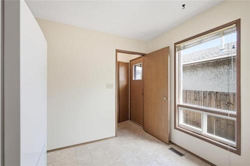 217 Inkster Garden Dr, Winnipeg, MB - Indoor Photo Showing Other Room