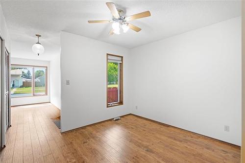 217 Inkster Garden Dr, Winnipeg, MB - Indoor Photo Showing Other Room