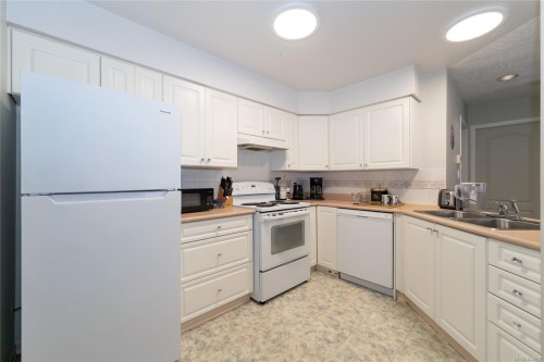 #203A-3000 Oak St, Chemainus, BC - Indoor Photo Showing Kitchen With Double Sink